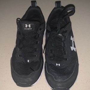 Under Armour boys sneaker. Size 4.5